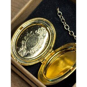 Vintage Gold-Tone Oval Locket Necklace With Chain